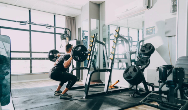 Trotz Lockerungen in Bayreuth bleiben Fitnessstudios geschlossen. Symbolfoto: Sam Moqadam/Unsplash