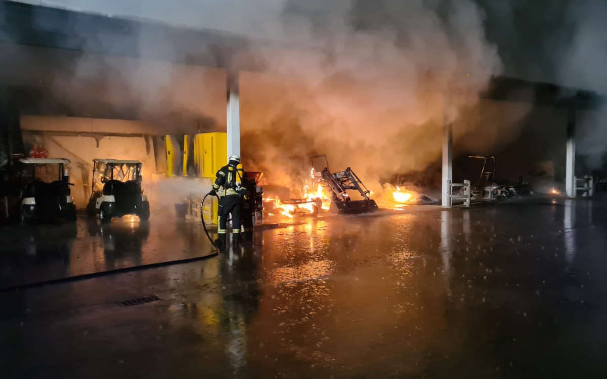 Am späten Donnerstagabend (4.3.2021) hat es in einem Golfclub in Bamberg gebrannt. Foto: News5/Merzbach