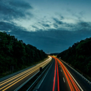 Bei erlaubten 100 Stundenkilometern ist ein Mann am Sonntag (7.3.2021) in Oberfranken mit fast 200 geblitzt worden. Symbolfoto: David Becker/Unsplash