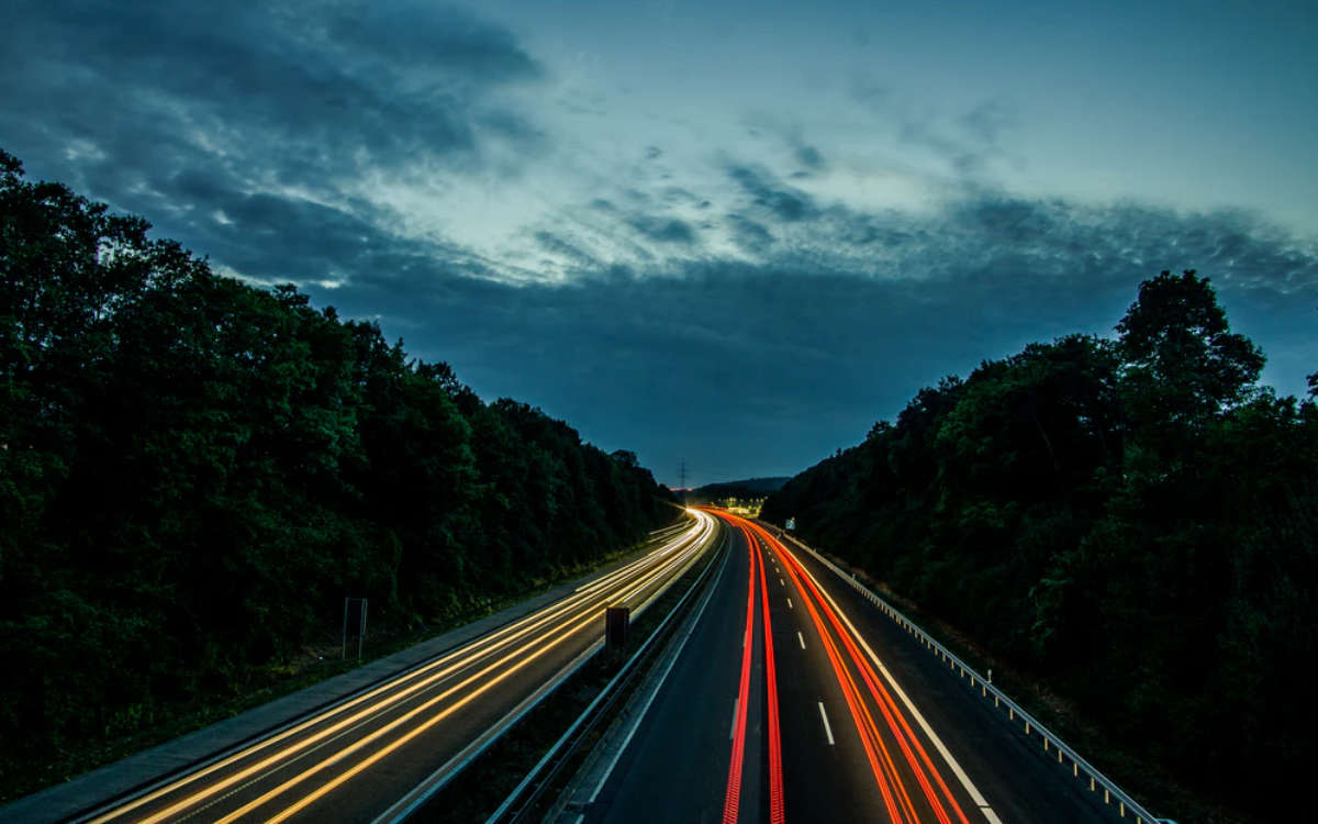 Bei erlaubten 100 Stundenkilometern ist ein Mann am Sonntag (7.3.2021) in Oberfranken mit fast 200 geblitzt worden. Symbolfoto: David Becker/Unsplash