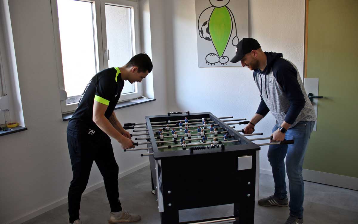 Maximilan Schug (rechts) ist in der Internationalen Fußball Academy zuständig für Finanzen, Trainings- und Belastungssteuerung, sowie Ernährung. Foto: Michael Horling