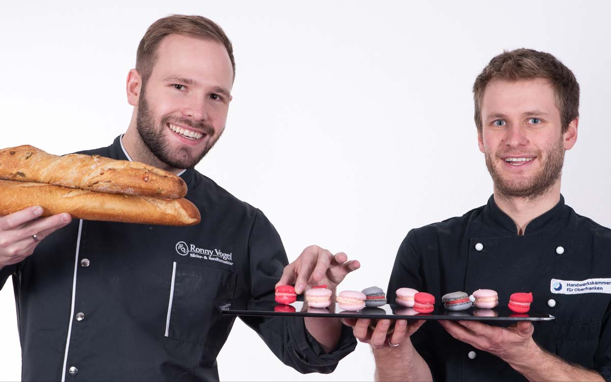 Sie sind die Garanten für die kombinierte Meisterschule des Bäcker- und Konditorhandwerks an der HWK für Oberfranken: Bäckermeister Ronny Vogel und Konditormeister Alexander Pleithner (von links). Foto: HWK für Oberfranken