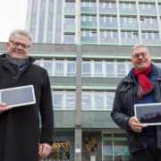 Oberbürgermeister Thomas Ebersberger (links) freut sich über 50 Tablets, die ihm Stadtwerke-Geschäftsführer Jürgen Bayer überreicht hat. Foto: Stadtwerke Bayreuth