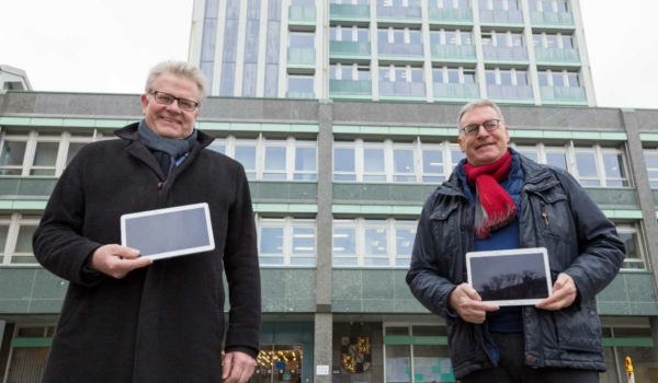 Oberbürgermeister Thomas Ebersberger (links) freut sich über 50 Tablets, die ihm Stadtwerke-Geschäftsführer Jürgen Bayer überreicht hat. Foto: Stadtwerke Bayreuth