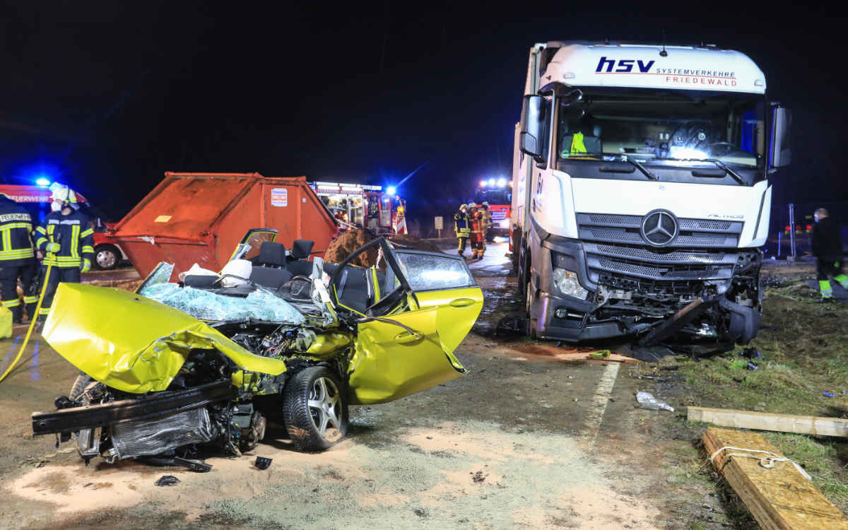 Ein Lkw ist frontal in den Gegenverkehr im Kreis Lichtenfels gedonnert. Dabei wurde eine 18-Jährige schwer verletzt. Foto: NEWS5/Merzbach