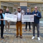 Am Montagvormittag (15.3.2021) hat der Bayreuther Friseur die Spenden aus seiner Charity-Aktion übergeben. Foto: Raphael Weiß