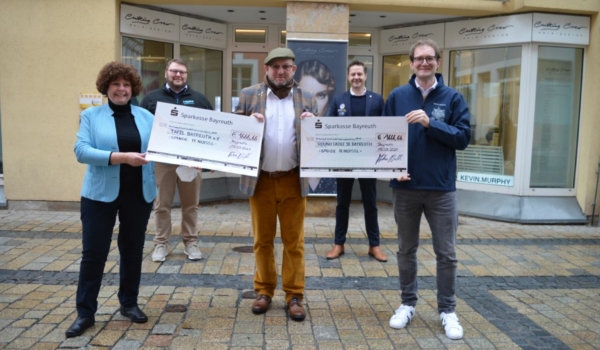 Am Montagvormittag (15.3.2021) hat der Bayreuther Friseur die Spenden aus seiner Charity-Aktion übergeben. Foto: Raphael Weiß