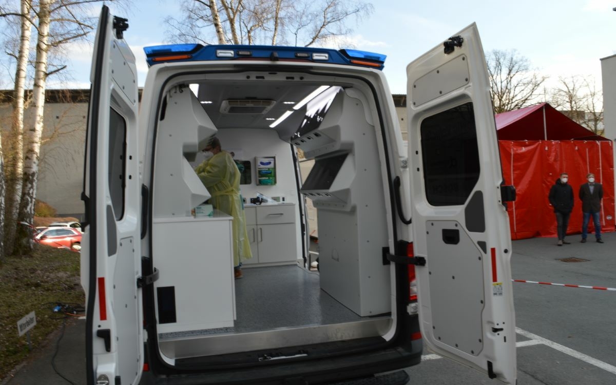 In einem Feldtest hat der BRK Kreisverband ein innovatives PCR-Testmobil auf Herz und Nieren geprüft. Am Donnerstag (18.3.2021) wurde es der Presse vorgestellt. Foto: Raphael Weiß