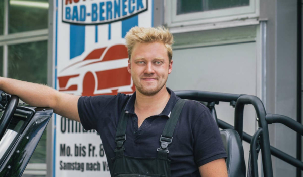 Aus Solidarität mit denen, welche die Corona-Pandemie hart getroffen hat, reparieren René Krakow und sein Team in Bad Berneck kostenlos Autos. Foto: privat