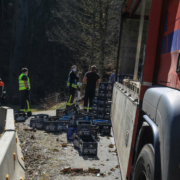 Am frühen Dienstagnachmittag (30.3.2021) hat ein Bierlaster im Landkreis Bayreuth seine Ladung verloren. Foto: n5/Merzbach