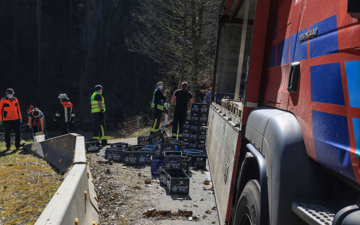 Am frühen Dienstagnachmittag (30.3.2021) hat ein Bierlaster im Landkreis Bayreuth seine Ladung verloren. Foto: n5/Merzbach