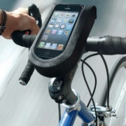 Auf Radtouren fast unverzichtbar: Das Smartphone. Foto: Klickfix/akz-o