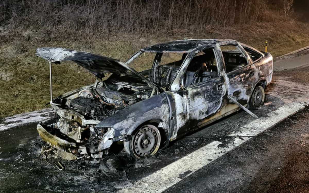 Auf der A9 im Landkreis Bayreuth ist ein Auto in Flammen aufgegangen. Foto: Feuerwehr Bindlach