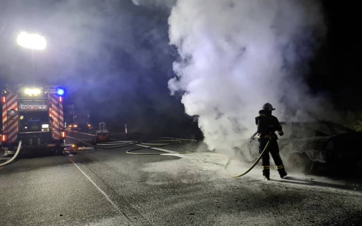 Auf der A9 im Landkreis Bayreuth ist ein Auto in Flammen aufgegangen. Foto: Feuerwehr Bindlach