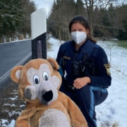 Mitfahrgelegenheit der plüschigen Art: Teddybär am Straßenrand zwischen Höchstädt im Fichtelgebirge und Marktleuthen. Bildquelle: Polizeiinspektion Marktredwitz