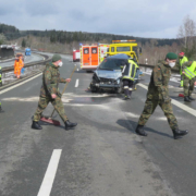 Heftiger Unfall auf der A93: Die Bundeswehr hat das Trümmerfeld aufgeräumt. Foto: Verkehrspolizei Hof