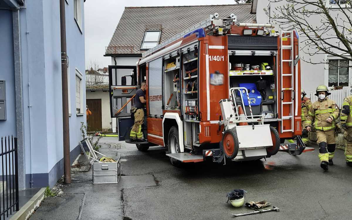 In Bayreuth stand ein Lieferwagen in Vollbrand. Einsatzkräfte vor Ort. Foto: Jürgen Lenkeit