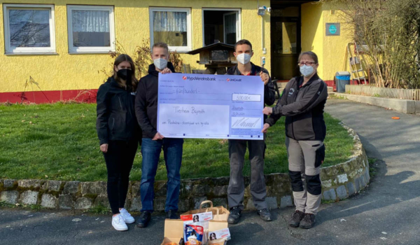 Spendenübergabe der Pastabox Bayreuth. (von links) Vivian Suchan (Restaurantleitung) und Zdeněk Smělý (Chefkoch) übergeben die Spende an Mitarbeiter des Bayreuther Tierheims. Foto: eila consulting GmbH & Co. KG