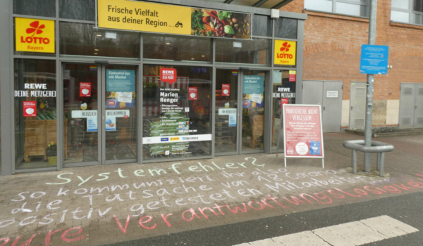 Corona-Ausbruch in einem Rewe in Bayreuth: Kunden haben mit Kreide vor dem Supermarkt eine Botschaft geschrieben. Foto: privat