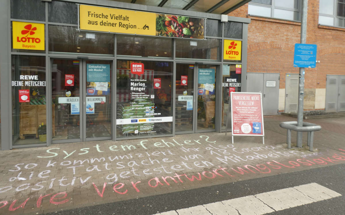 Corona-Ausbruch in einem Rewe in Bayreuth: Kunden haben mit Kreide vor dem Supermarkt eine Botschaft geschrieben. Foto: privat