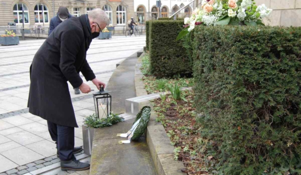 Im Gedenken an die Coronaopfer entzündet Oberbürgermeister Thomas Ebersberger eine Kerze. Bild: Stadt Bayreuth