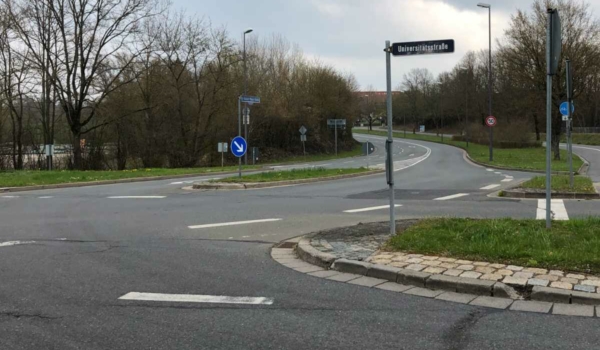 Der Kreuzungsbereich Dr.-Konrad-Pöhner-Straße und Universitätsstraße in Bayreuth soll neu gestaltet werden. Foto: Jürgen Lenkeit