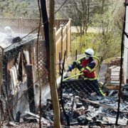 In Bayreuth stand ein Holzschuppen in Flammen. Foto: Feuerwehr Bindlach