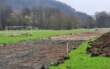 Bye-bye Bolzplatz: Wo bis vor Kurzem gekickt wurde, wird nun ein imposanter Hochwasserschutz gebaut. Das Bild entstand im April 2021. Bild: Jürgen Lenkeit