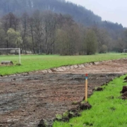 Bye-bye Bolzplatz: Wo bis vor Kurzem gekickt wurde, wird nun ein imposanter Hochwasserschutz gebaut. Das Bild entstand im April 2021. Bild: Jürgen Lenkeit