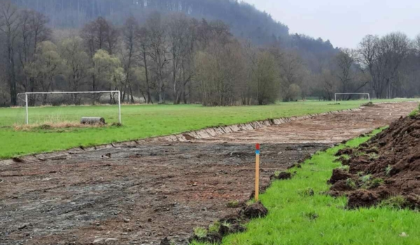 Bye-bye Bolzplatz: Wo bis vor Kurzem gekickt wurde, wird nun ein imposanter Hochwasserschutz gebaut. Das Bild entstand im April 2021. Bild: Jürgen Lenkeit