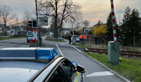 Eine Radfahrerin ist bei einem Unfall in Bayreuth gestorben. Sie ist mit einem Zug kollidiert. Jetzt ist der Bahnübergang Thema im Bayreuther Bauausschuss. Foto: NEWS5/Fricke