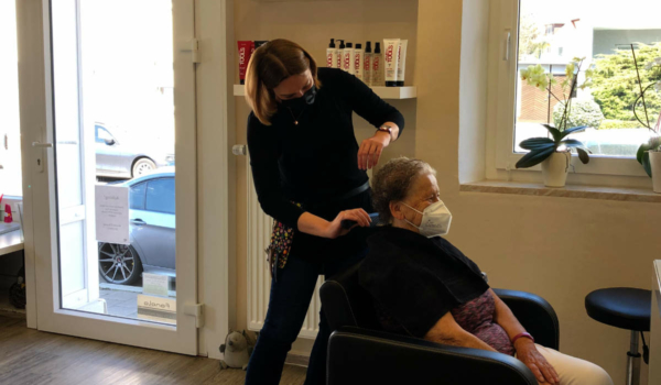 Sabine Eichner vom Salon Haarzeitlos in Bayreuth: Friseurbesuch in Bayreuth nur mit negativem Corona-Test oder vollständigem Impfnachweis. Bild: Jürgen Lenkeit