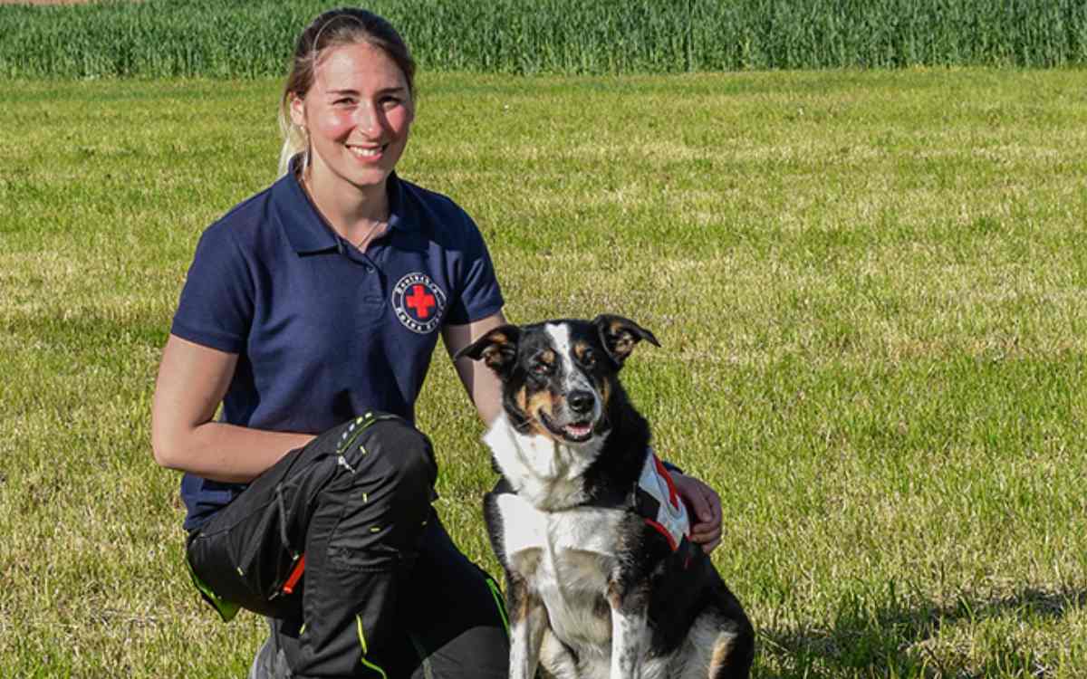 Fachdienstleiterin Ronja Rausch mit einem Hund der Staffel. Bild: privat