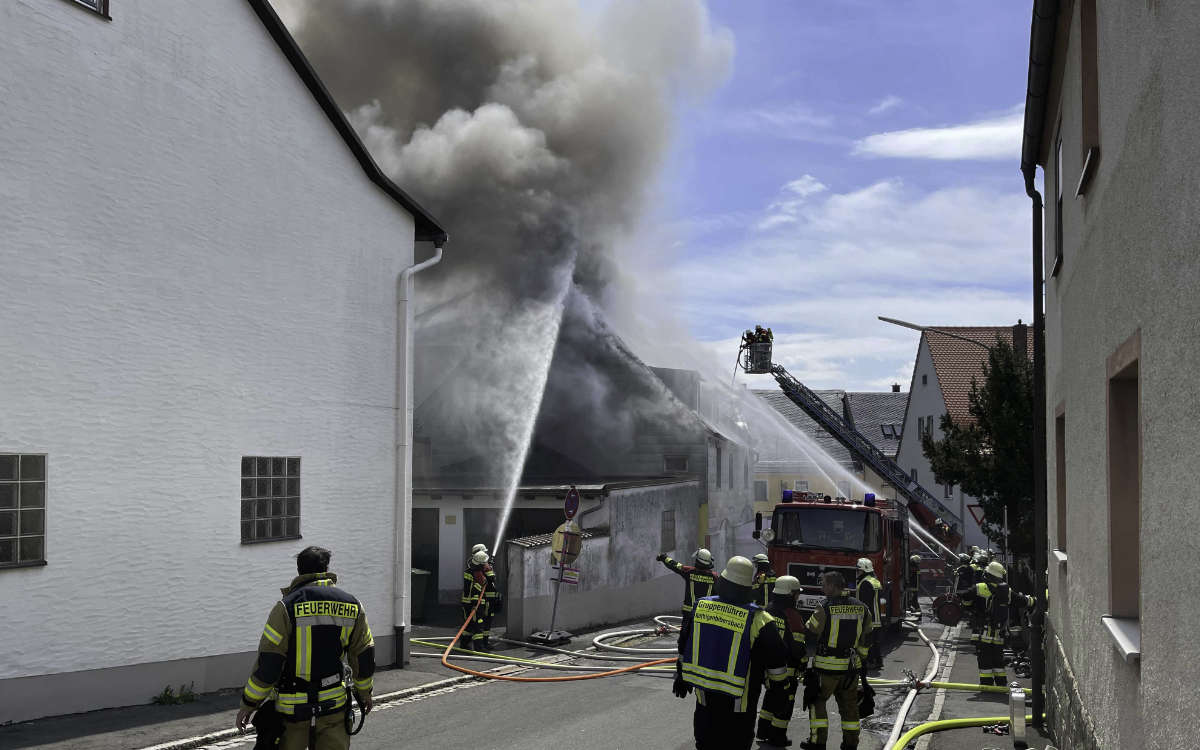 Feuer in Thiersheim im Landkreis Wunsiedel. Flammen schlagen aus dem Dachstuhl. Foto: News5/Fricke