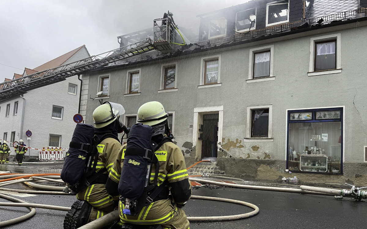 Nach der Brand-Tragödie in Thiersheim am Freitag (30.4.2021) brannte es am Morgen des 1. Mai 2021 in einem benachbarten Haus. Flammen schlugen aus dem Dach. Foto: News5/Fricke