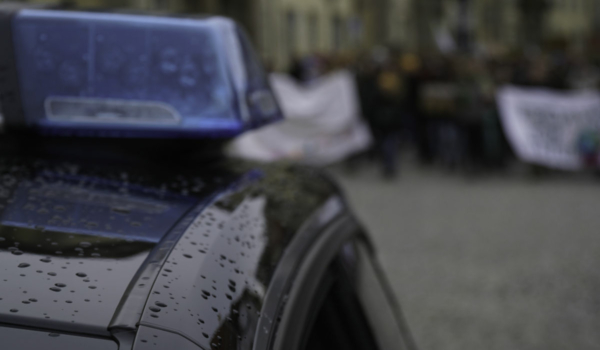 Zwei Polizisten verlieren im Einsatz ihr Leben. Die Polizei in Bayern zeigt sich betroffen. Symbolfoto: Christoph Wiedemann