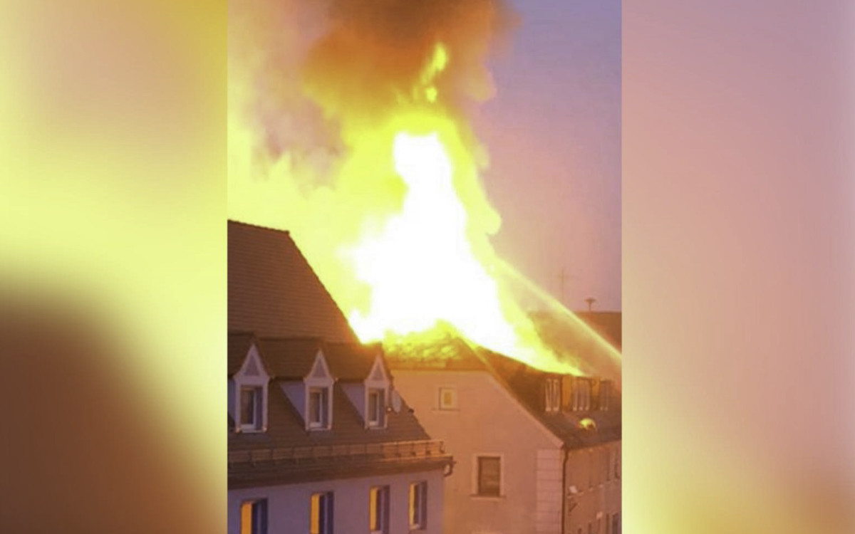 Nach dem tragischen Brand in Thiersheim am Freitag (30.4.2021) brannte es am Morgen des 1. Mai 2021 in einem benachbarten Haus. Ein Brandbekämpfer wurde verletzt. Foto: News5/Fricke