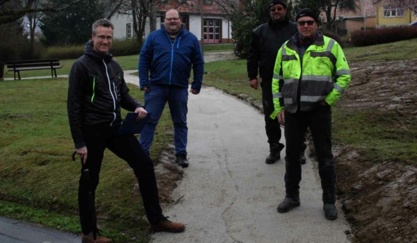 Der kleine Kurpark in Bischofsgrün ist jetzt barrierefrei. V.l.n.r.: Bürgermeister Michael Schreier, Generationenmanager Harald Judas, André Delling und Stefan Kaiser (beide Firma Baudienstleistungen Stefan Kaiser. Bild: Wilhelm Zapf