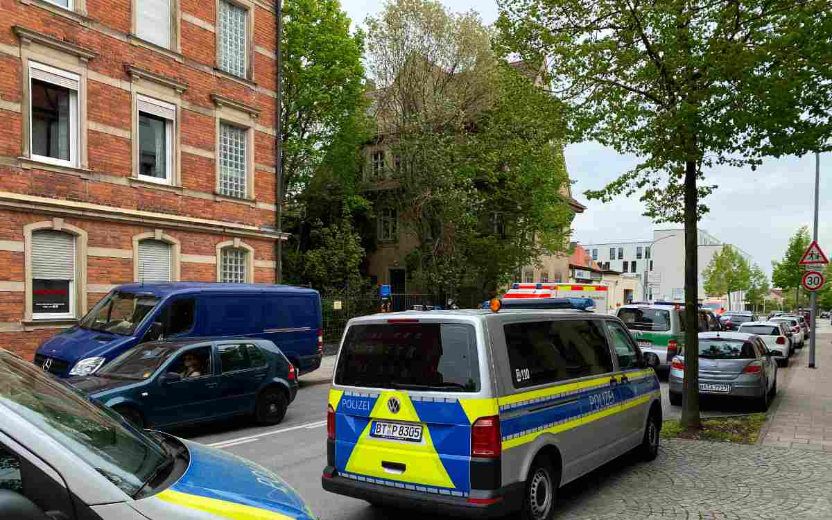 In Bamberg haben am Montagnachmittag Polizei und Sondereinsatzkommando einen bewaffneten Mann überwältigt. Bild: News5/Merzbach