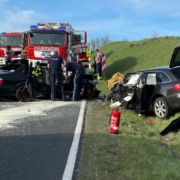 Tödlicher Unfall bei Brand bei Marktredwitz. Zwei Autos krachen frontal ineinander. Foto: Fricke/News5