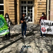 „Keine Kohle für die Kohle“ - das forderte Fridays for Future Bayreuth am 14.5.21 vor der Commerzbank-Filiale in der Bayreuther Fußgängerzone. Bild: Jürgen Lenkeit
