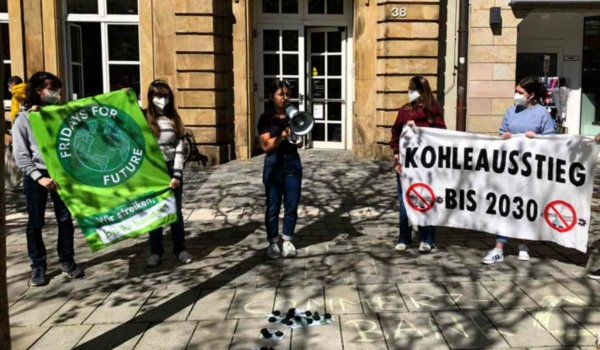 „Keine Kohle für die Kohle“ - das forderte Fridays for Future Bayreuth am 14.5.21 vor der Commerzbank-Filiale in der Bayreuther Fußgängerzone. Bild: Jürgen Lenkeit