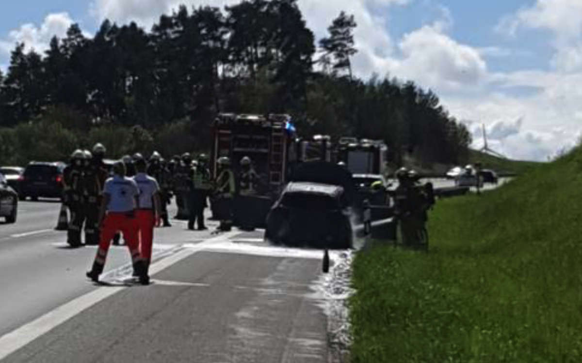 Fahrzeugbrand auf der A9 im Landkreis Bayreuth. Foto: VPI Bayreuth