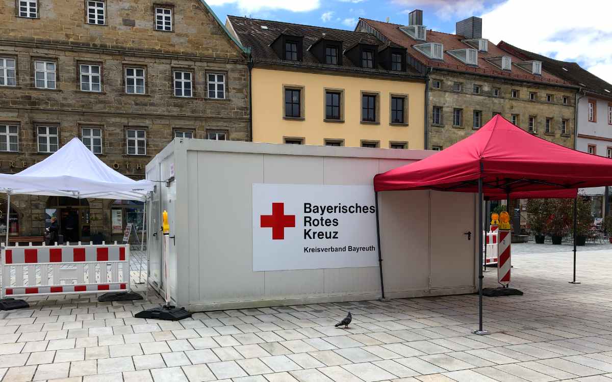 Das Schnelltest-Zentrum am Marktplatz: Seit 14.5.2021 kann man sich in der Bayreuther Fußgängerzone auf Corona testen lassen. Bild: Jürgen Lenkeit