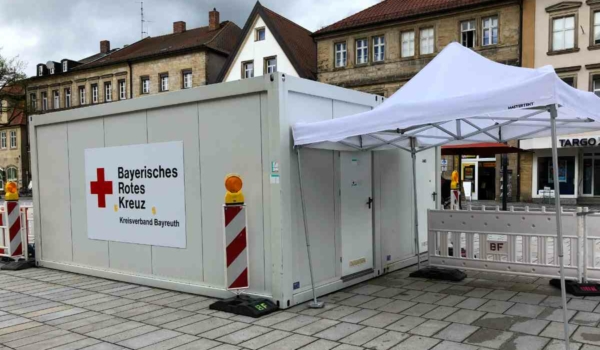 Das neue Schnelltest-Zentrum am Bayreuther Markt. Kein Andrang nur dann, wenn nicht geöffnet. Bild: Jürgen Lenkeit