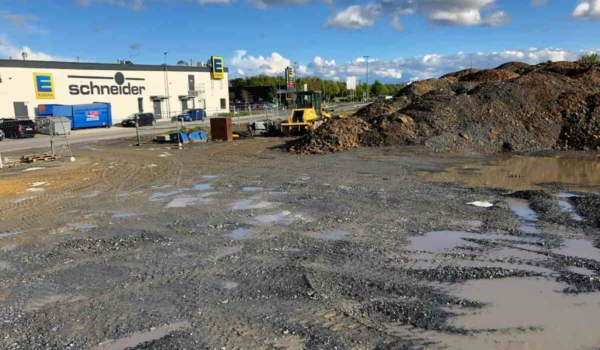 Hier wird das neue Feuerwehrhaus in Bindlach gebaut: Am Bachwiesenweg neben dem Nahversorgungszentrum. Bild: Jürgen Lenkeit