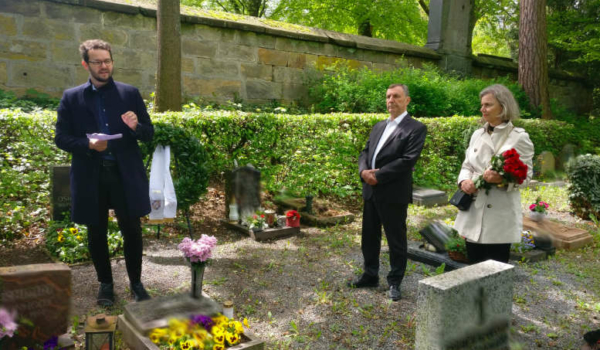 Gedenkfeier für Oswald Merz (Sozialdemokrat und Widerstandskämpfer): Andreas Zippel (zweiter Bürgermeister der Stadt Bayreuth, SPD), Christoph Rabenstein (SPD) und Beate Kuhn (SPD) am Grab. Foto: Redaktion