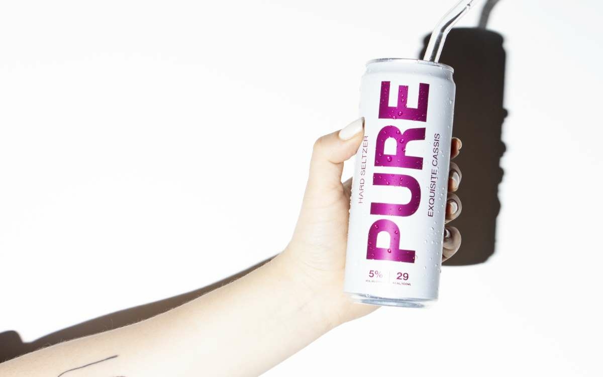 Drei Studenten an der Uni Bayreuth, eine gemeinsame Idee: So hat es PURE Hard Seltzer in die Supermarktregale geschafft.  Foto: PURE Hard Seltzer