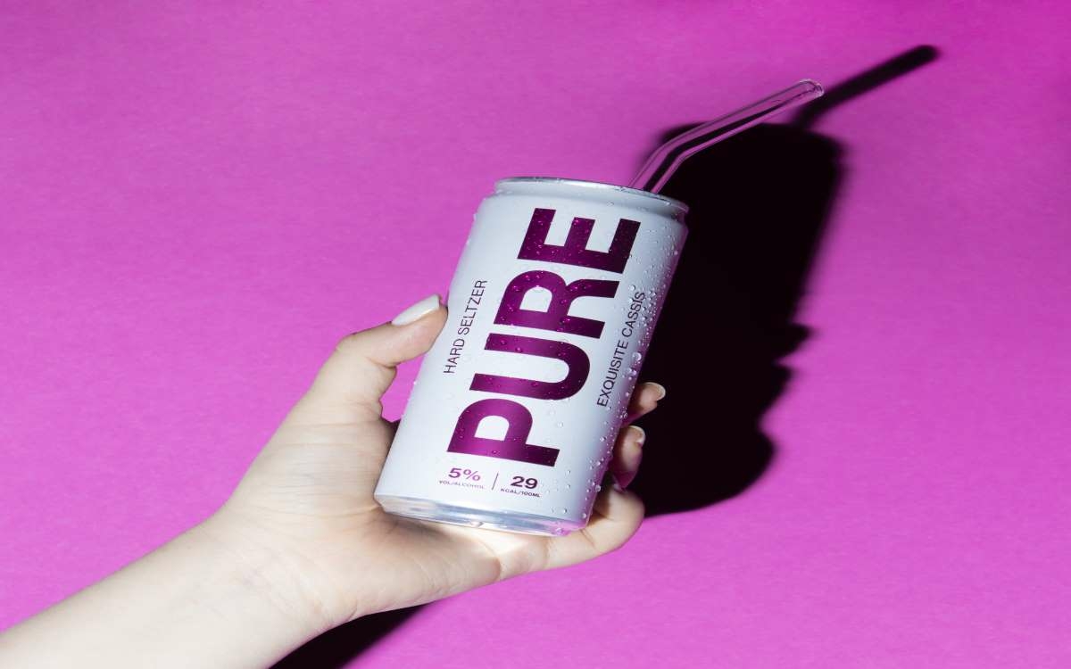 Drei Studenten an der Uni Bayreuth, eine gemeinsame Idee: So hat es PURE Hard Seltzer in die Supermarktregale geschafft.  Foto: PURE Hard Seltzer