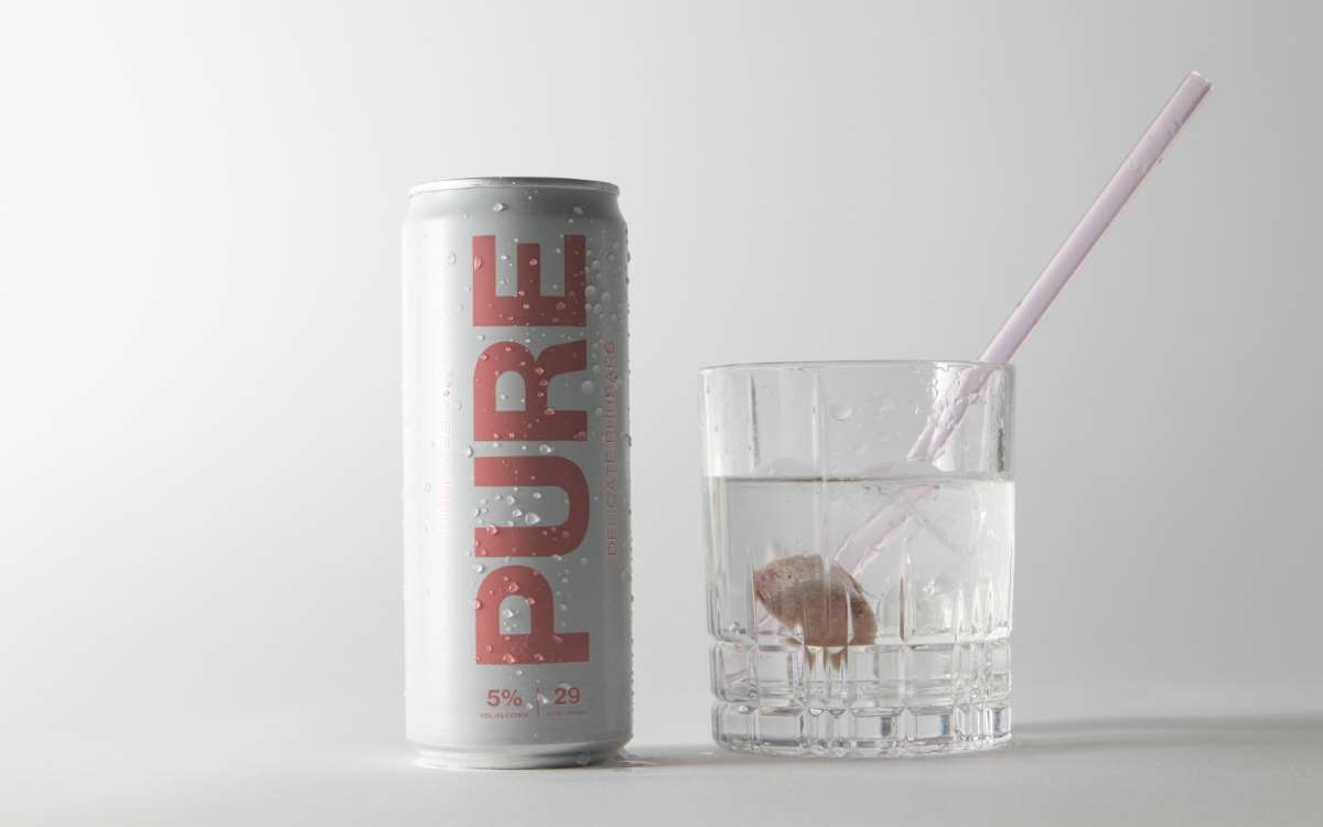 Drei Studenten an der Uni Bayreuth, eine gemeinsame Idee: So hat es PURE Hard Seltzer in die Supermarktregale geschafft.  Foto: PURE Hard Seltzer